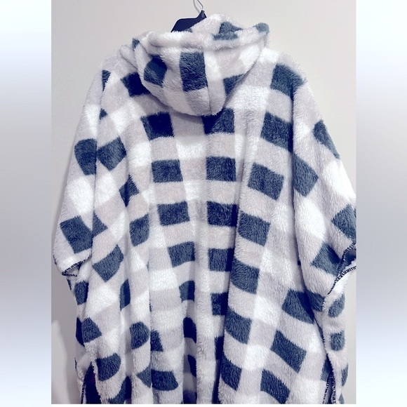 Steve Madden Sherpa Hooded Open Front Poncho Plaid One Size - Picture 7 of 7